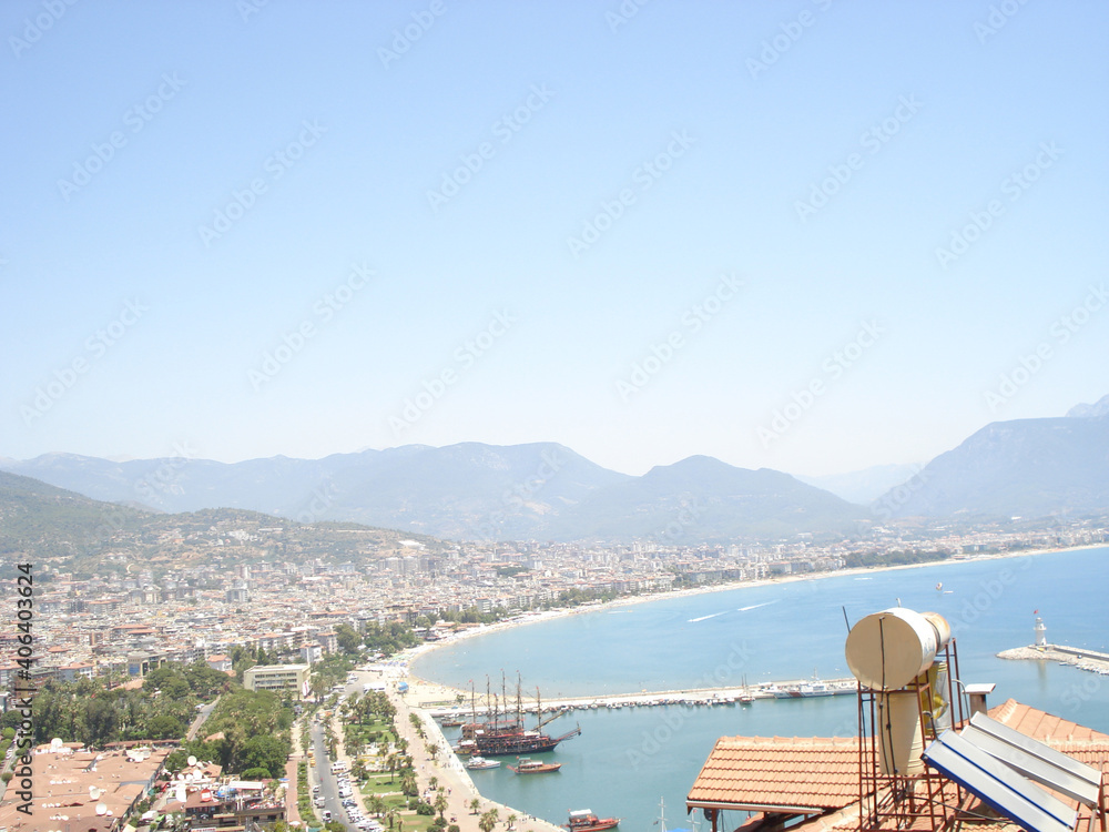 Naklejka premium View beach of the Alanya coast from mountain. Boats floats in mediterian sea.