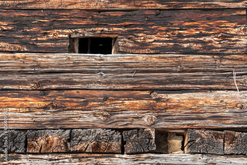 sonnenverbranntes, verwittertes Holz einer Alphütten-Fassade