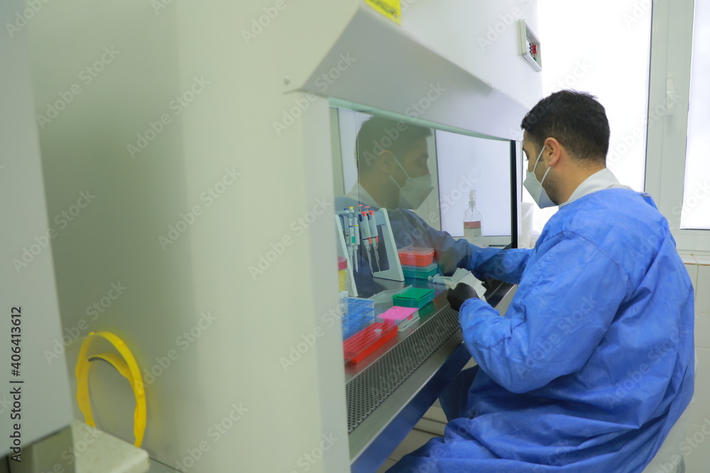 Obraz premium person using tablet in hospital