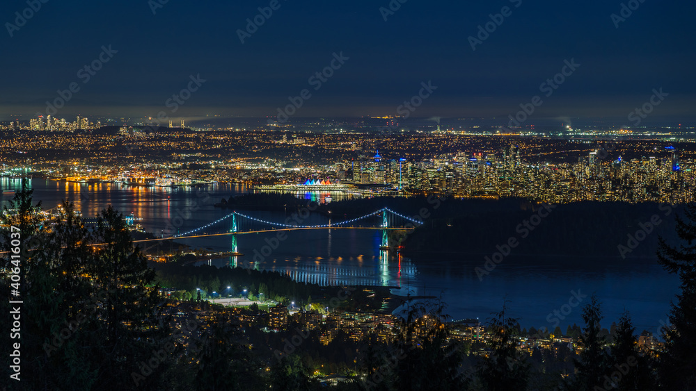 Obraz premium Panoramic view of Vancouver cityscape at night, British Columbia, Canada.