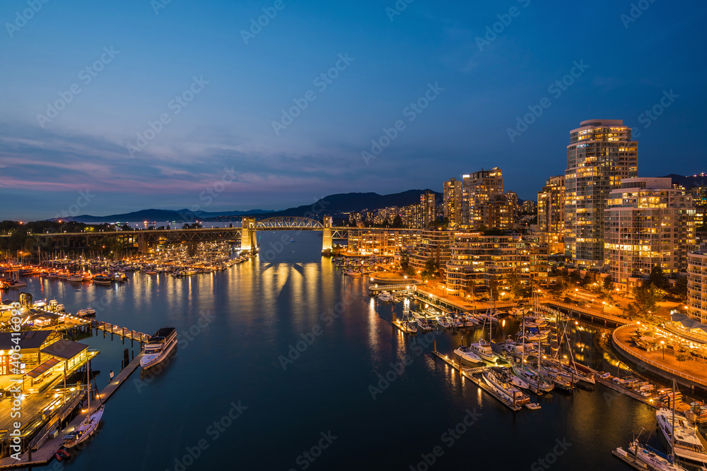 Fototapeta premium False Creek and Downtown Vancouver buildings at dusk, British Columbia, Canada.