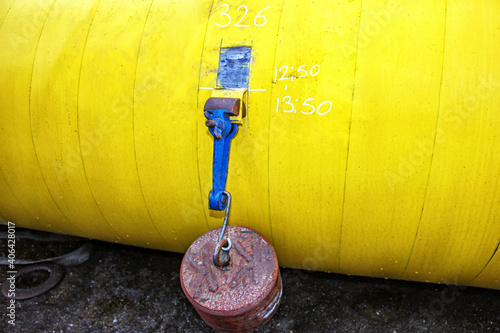 Bilde på lerret Polyethylene adhesion (peeling) test on the pipe