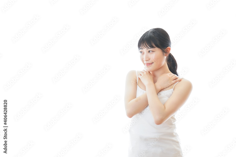 スキンケアをする若い女性 スキンケアをする若い女性