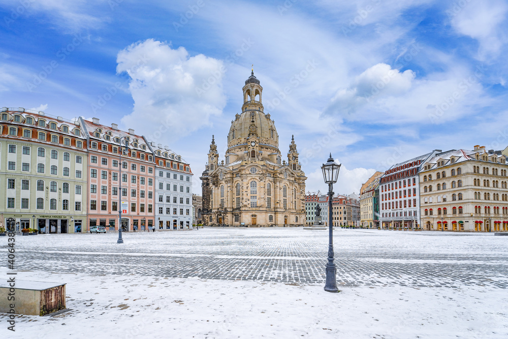 Naklejka premium Dresden Winter Zwinger Kunstakademie Brühlsche Terrasse Schlossplatz Frauekirche Kronentor Brühlscher Garten Jüdenhof Neumarkt Sachsen Deutschland