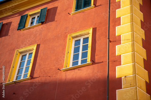 Φωτογραφία Massa, Toscana: il dettaglio della facciate di un palazzo in Piazza Mercurio nel