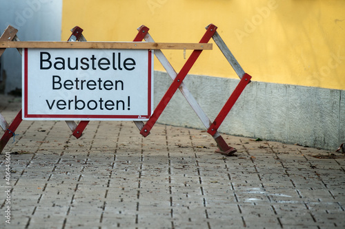 Schild: Baustelle! Betreten verboten!- Duchgarngssperre