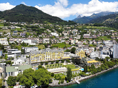 Canvastavla Blick über die Stadt Montreux am Genfersee, Schweiz