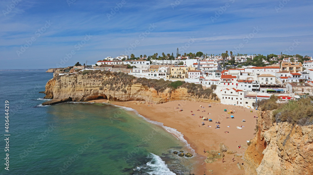 Ausblick auf die malerische Stadt Carvoeiro in der Algarve, Portugal