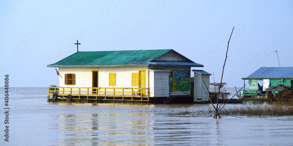 Obraz premium Floating village on the Tonle Sap lake near Siem Reap, Cambodia