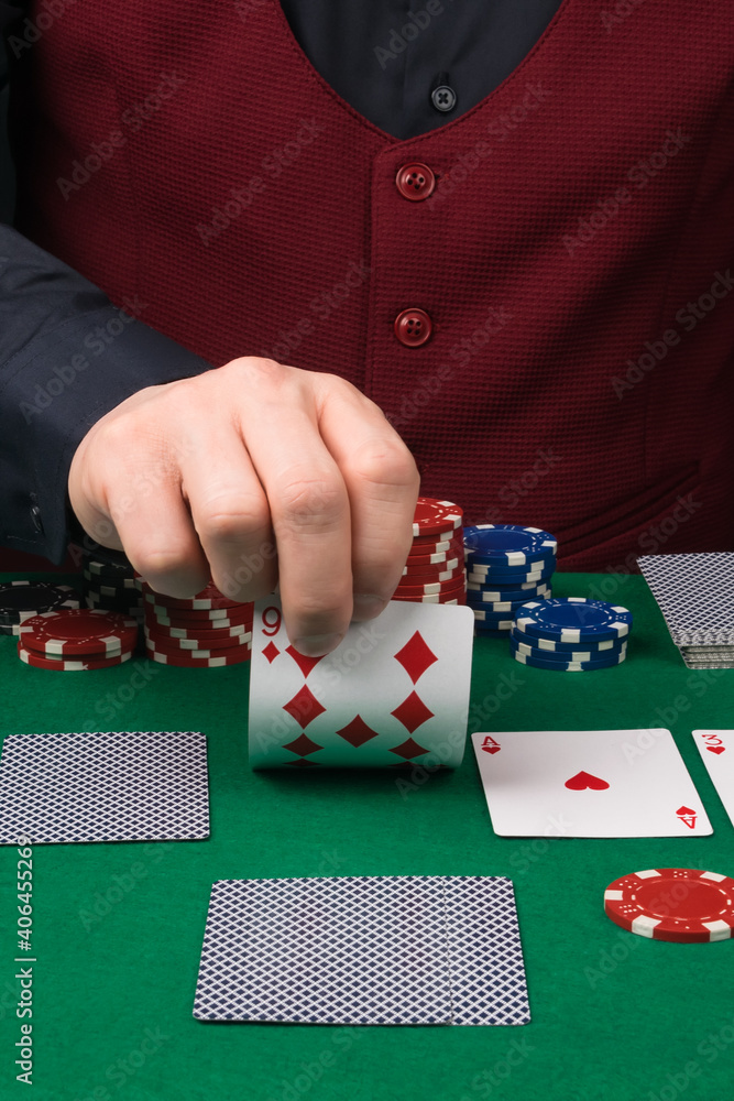 Ταπετσαρία the dealer's hand shows the hole card to the player in the poker game, close-up