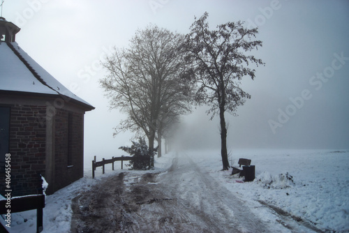 Kapelle mit Weg in den Nebel