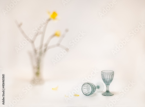 Fototapeta Naklejka Na Ścianę i Meble -  flowers in vase with 2 glasses