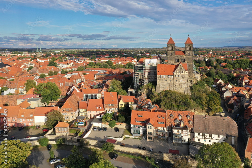 Fototapeta premium Quedlinburg. Stiftskirche St. Servatii auf dem Burgberg Quedlinburg mit historischer Altstadt, Luftbild