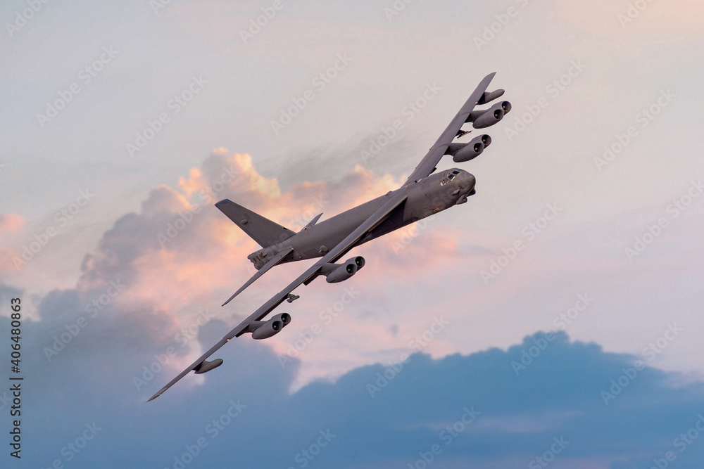 Fotografia Boeing B52 United states Airforce (USAF) heavy nuclear bomber often deployed for European tension and Ukraine turning to the camera at sunset