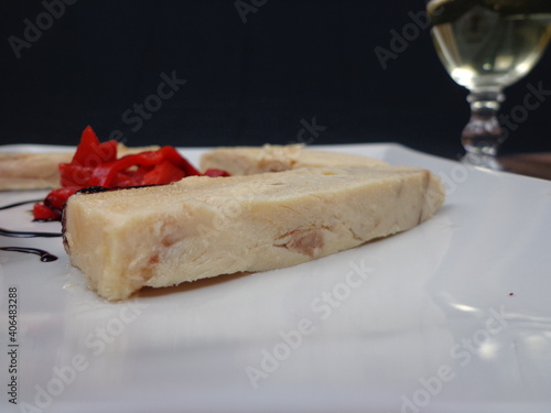 Фотография Tuna loins in oil accompanied by roasted red peppers in strips and Modena vinega