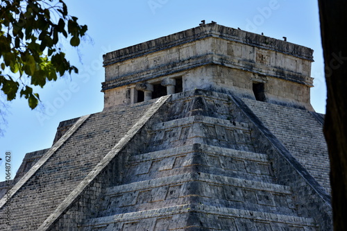 Paisajes y rincones de la zona arqueol  gica maya de Chichen Itz    en el estado de Yucat  n  en el sureste de Mexico