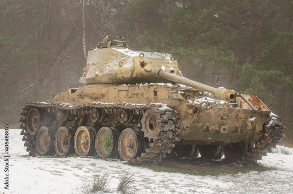 Alter Panzer im Gelände mit Schnee