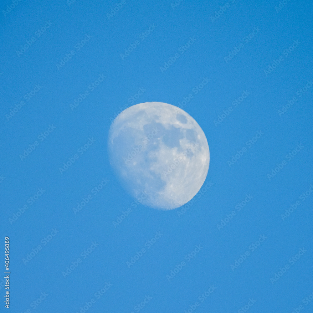 Pleine lune en plein jour -  Full moon in blue sky