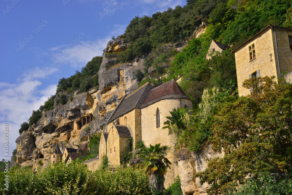 Fototapeta premium Église en pierres du village de La-Roque-Gageac (24250) dans son rocher, département de la Dordogne en région Nouvelle-Aquitaine, France