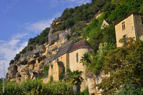 Église en pierres du village de La-Roque-Gageac (24250) dans son rocher, département de la Dordogne en région Nouvelle-Aquitaine, France