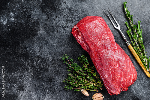 Foto Raw fillet Tenderloin beef meat for steaks with thyme and rosemary