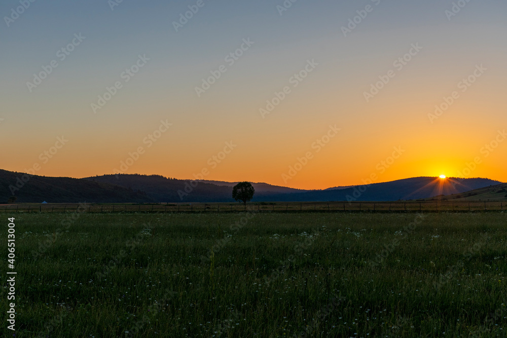 Obraz premium sunset in the mountains