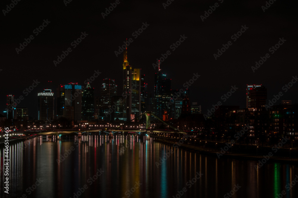 Ciudad noche reflejada en río Frankfurt