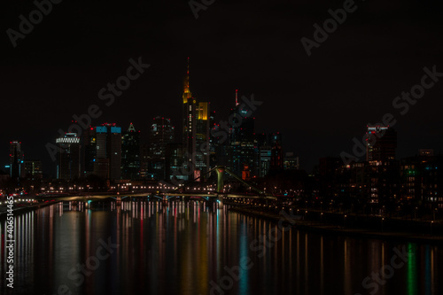 Ciudad noche reflejada en río Frankfurt