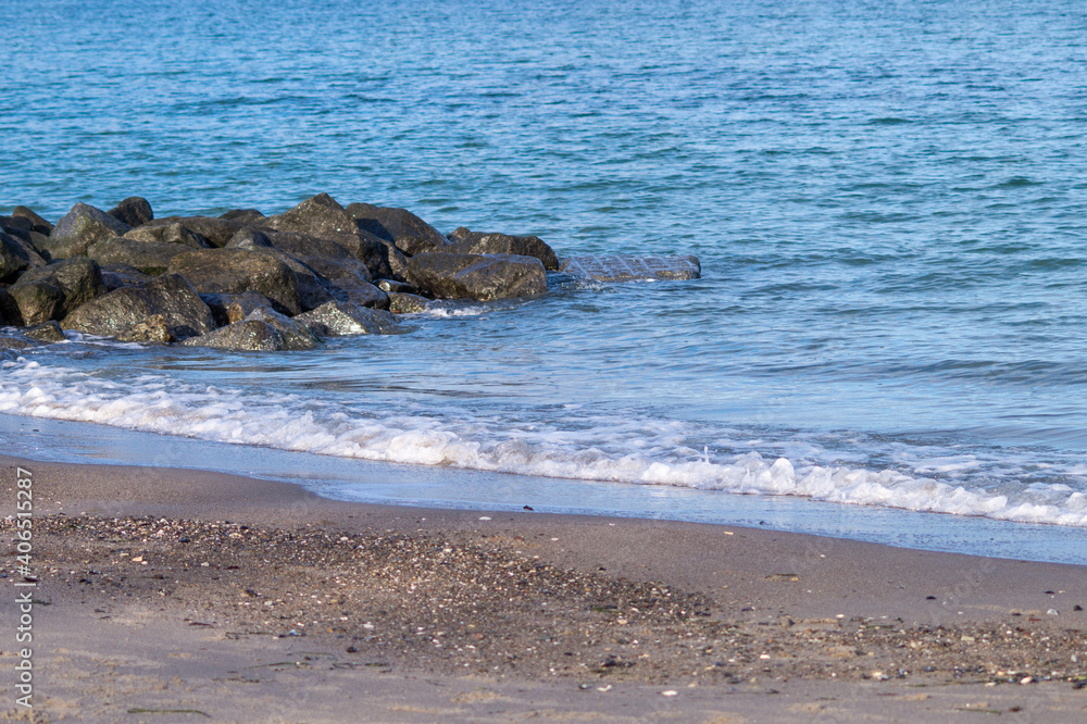 Küste mit Felsen und Sandstrand