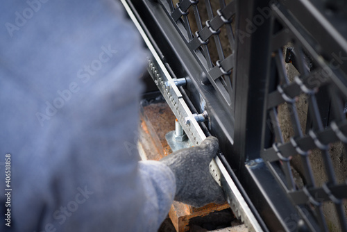 Εκτύπωση καμβά Specialist carries out work on installation and commissioning of sliding gates