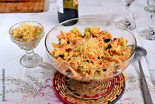 Salpicão de frango com cenoura, uva-passa, maçã, salsão e nozes