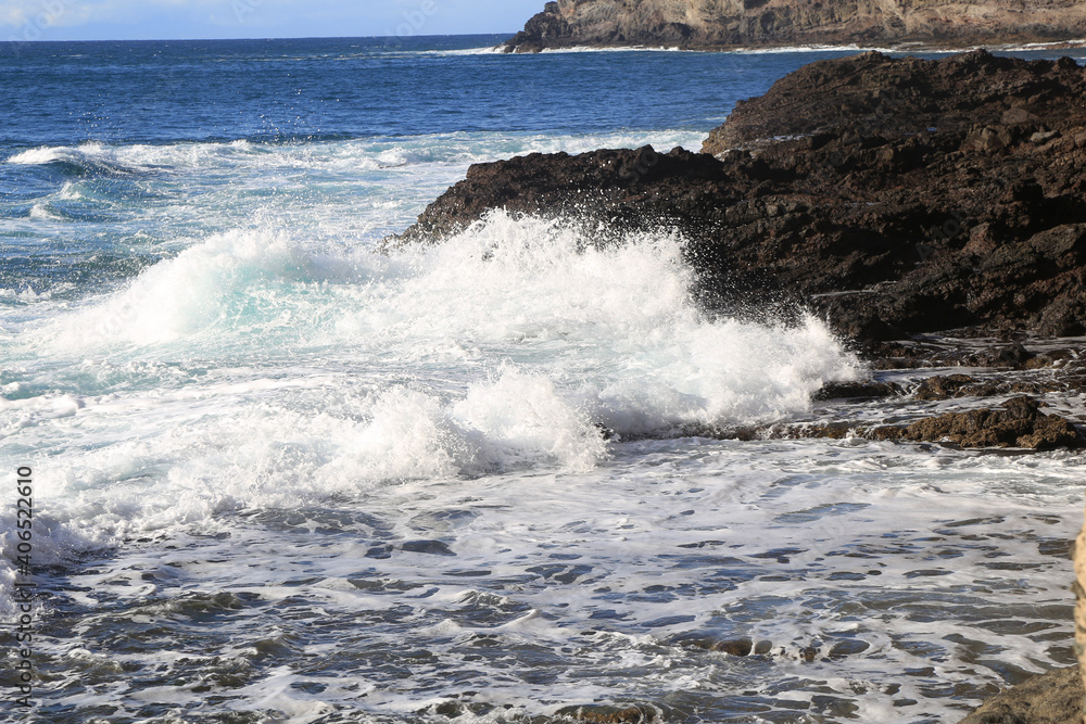 Fototapeta premium waves crashing on rocks