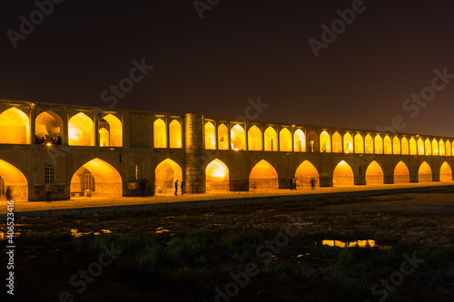 イラン　夜になってライトアップされたエスファハーンのハージュ橋