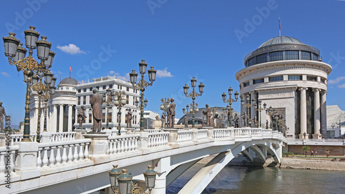 Kunstbrücke in der nordmazedonischen Hauptstadt Skopje (Art Bridge)