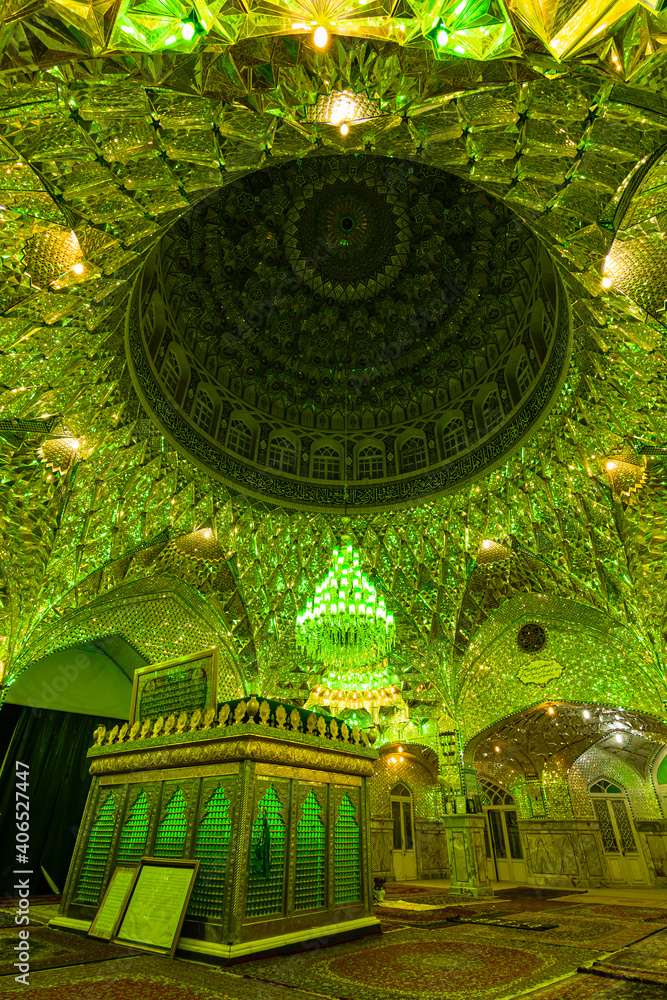 Obraz premium イラン カーシャーンのモスクの煌びやかな天井