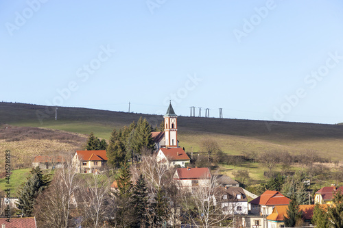 Dorf mit Kirchturm auf dem Land