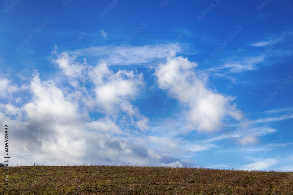 Weisse Wolken über grüne Landschaft