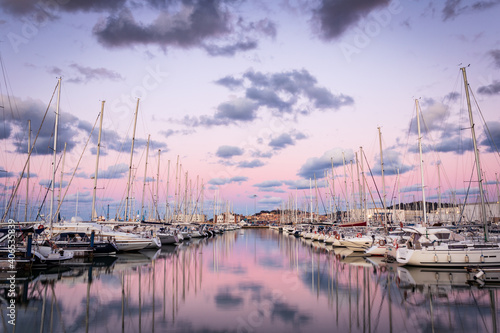 Fototapet Barche e riflessi sull'acqua in Marina Dorica ad Ancona al tramonto