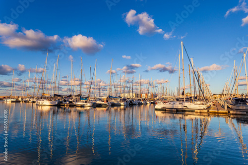 Barche e riflessi sull'acqua in Marina Dorica ad Ancona al tramonto