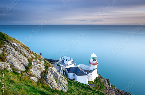 Photographie Aerial view As daylight begins yielding to twilight, The Wicklow Lighthouse at Wicklow, Ireland Wicklow Head Lighthouse has overlooked Wicklow’s exceptionally scenic coastline since 1781