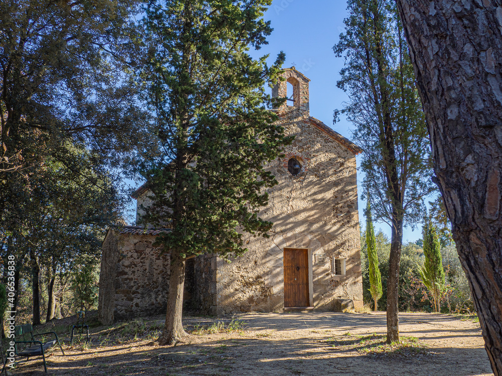 Vistas  de la Ermita de San Roc entre los árboles , en un pueblecito de Cataluña llamado Massanes,