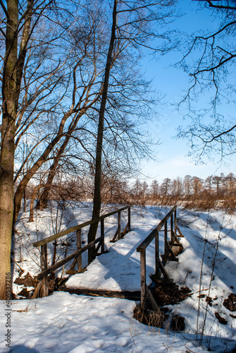 Fototapeta Naklejka Na Ścianę i Meble -  Zima, zaśnieżony mostek 