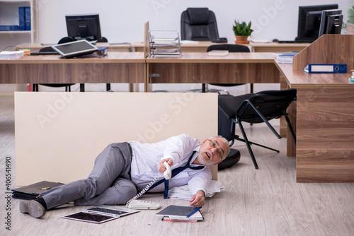 Old businessman employee in bankruptcy concept in the office