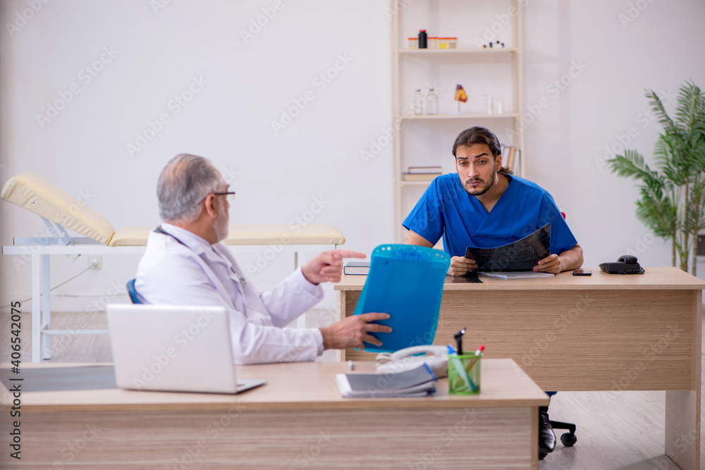 Obraz premium Two doctors working in the clinic