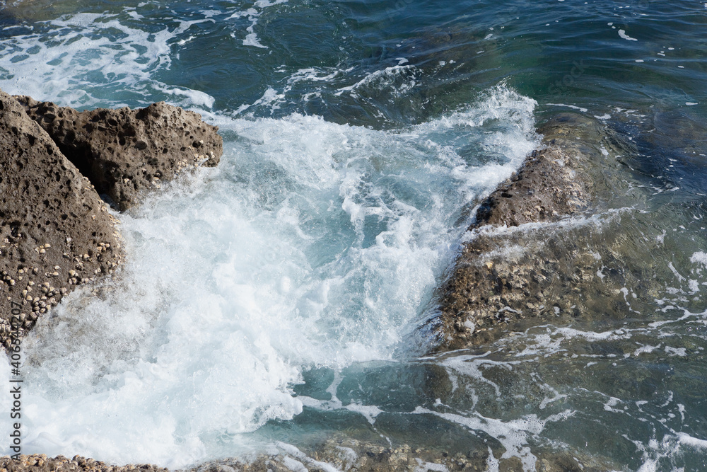 Fototapeta premium 串木野市照島海岸の打ち寄せる波 