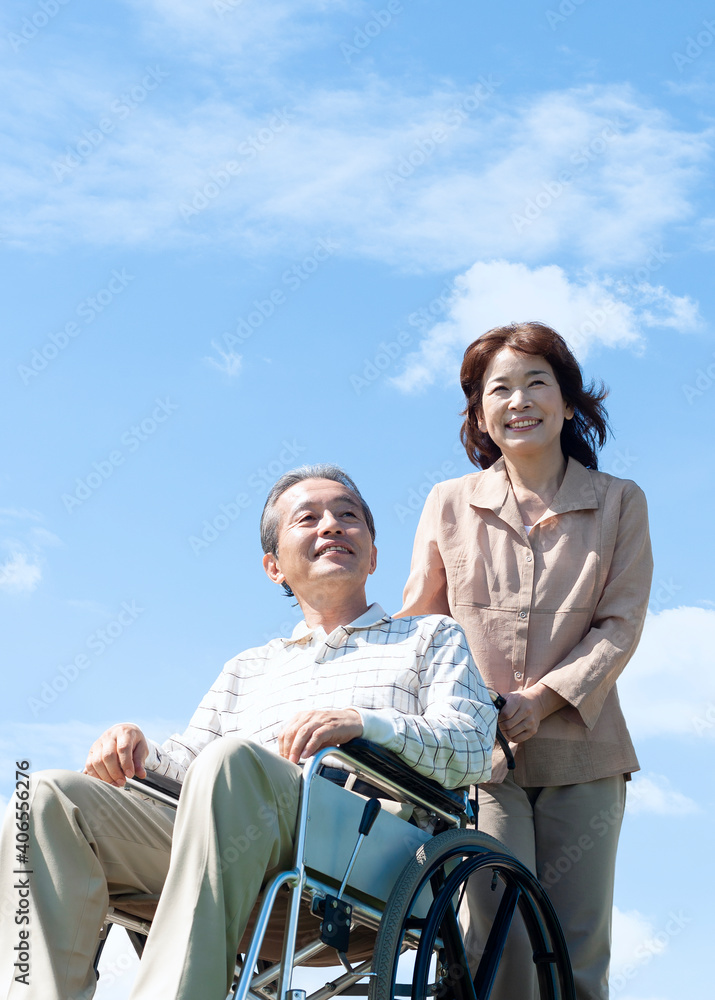 車椅子で散歩するシニア夫婦