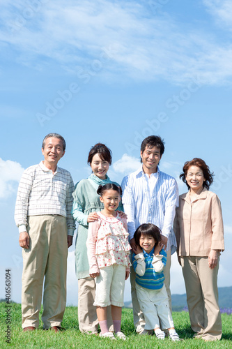 笑顔の三世代家族