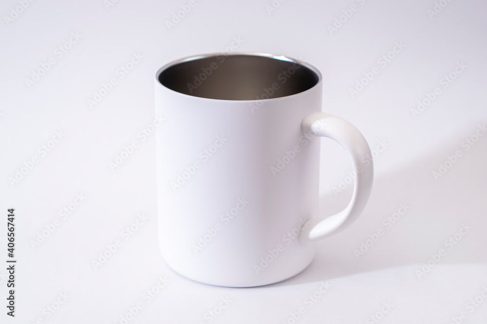 Obraz premium 保温性のある金属製の白いマグカップ