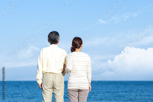 海を見つめるシニア夫婦 © UTS