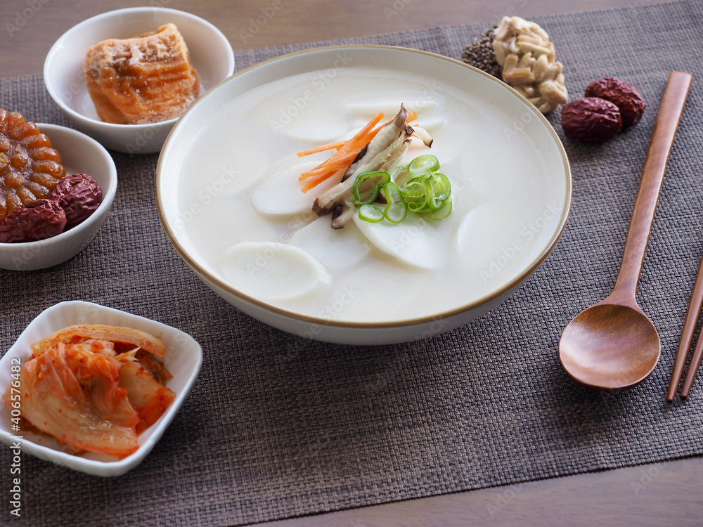 한국전통음식 떡국, 설날음식 foto de Stock | Adobe Stock